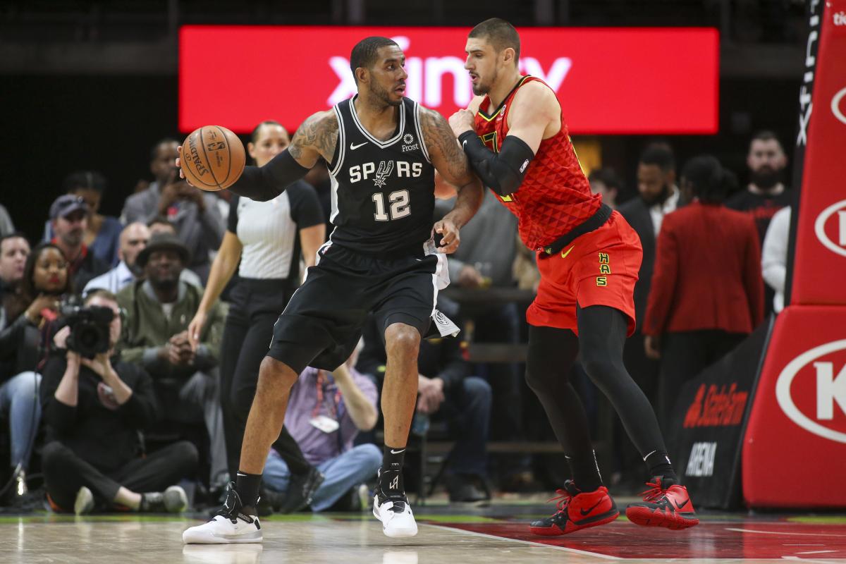 Лэнь (справа) набрал 11 очков в матче Атланты против Сан-Антонио Сперз / Reuters