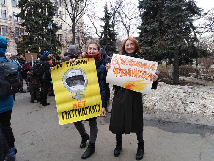 Участники марша женщин прошли по центру Харькова с разными лозунгами / фото kh.vgorode.ua Участники марша женщин прошли по центру Харькова с разными лозунгами / фото kh.vgorode.ua