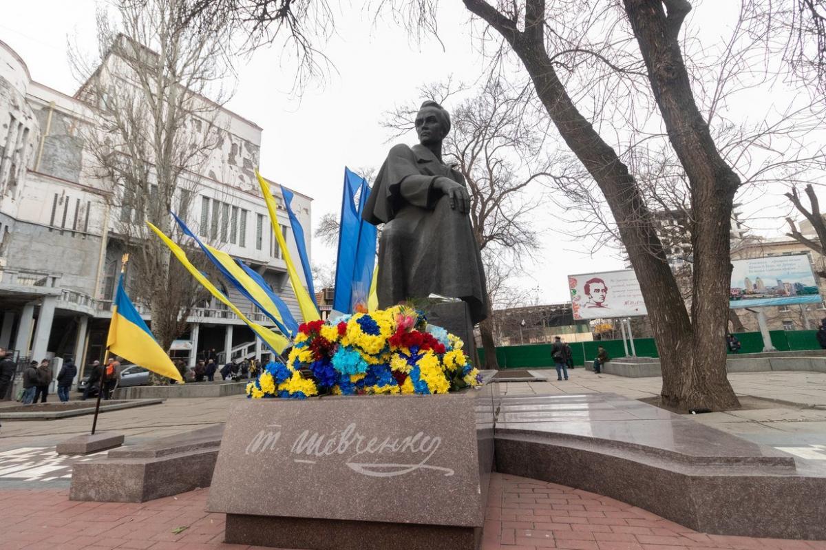 До монумента поклали квіти \ dniprorada.gov.ua До монумента поклали квіти \ dniprorada.gov.ua