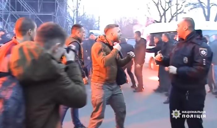 Количество пострадавших в стычке с "Нацкорпусом" полицейских растет / Скриншот из видео Нацполиции
