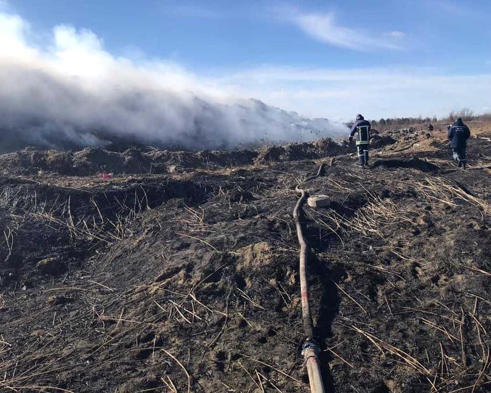 Горить сміття на площі орієнтовно 0,8 га / фото ДСНС Горить сміття на площі орієнтовно 0,8 га / фото ДСНС