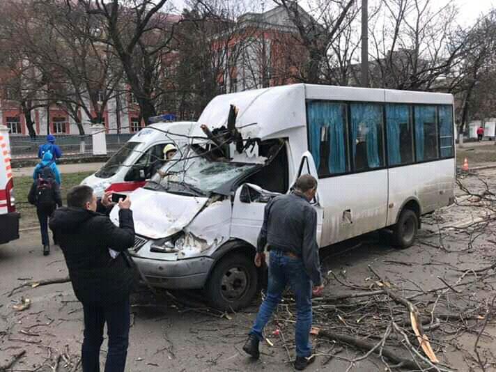 В результаті ДТП постраждали три людини / фото: група в Facebook Миколаїв оперативний В результаті ДТП постраждали три людини / фото: група в Facebook Миколаїв оперативний