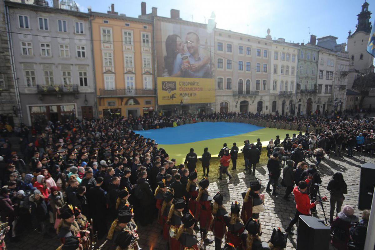 На площі Ринок зібралися близько півтори тисячі людей \ фото прес-служби Львівської міської ради На площі Ринок зібралися близько півтори тисячі людей \ фото прес-служби Львівської міської ради