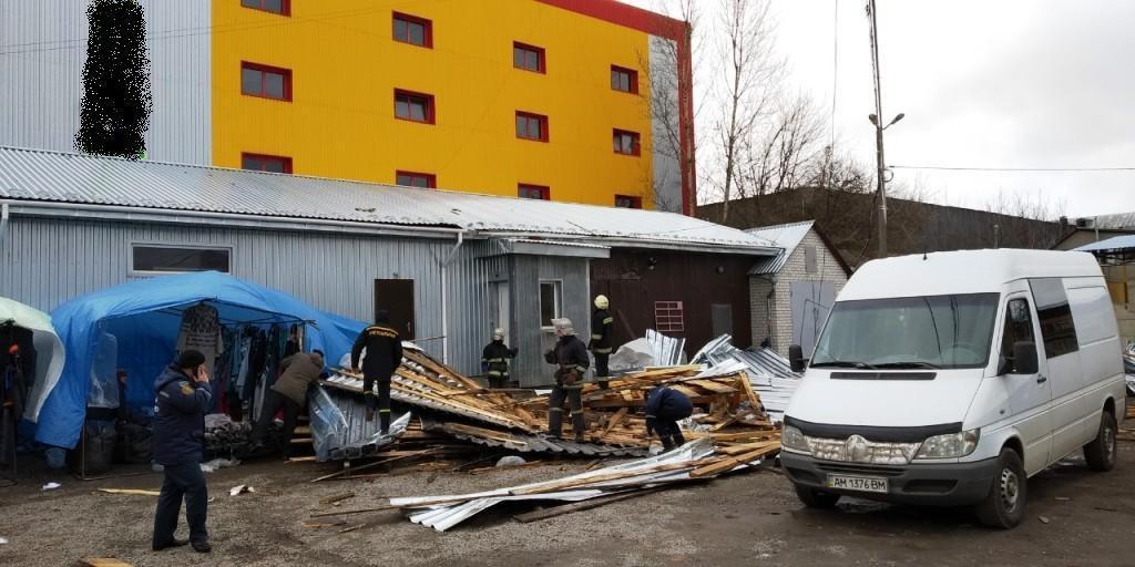 Спасали достали из-под обломков кровли обеих женщин / Фото ГСЧС в Житомирской области Спасали достали из-под обломков кровли обеих женщин / Фото ГСЧС в Житомирской области