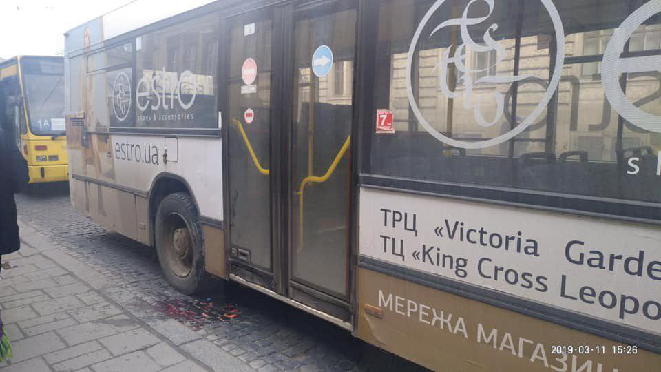 ДТП сталася на зупинці громадського транспорту у центрі міста, на проспекті Свободи / фото ФБ/Ігор Зінкевич, депутат Львівської міської ради ДТП сталася на зупинці громадського транспорту у центрі міста, на проспекті Свободи / фото ФБ/Ігор Зінкевич, депутат Львівської міської ради