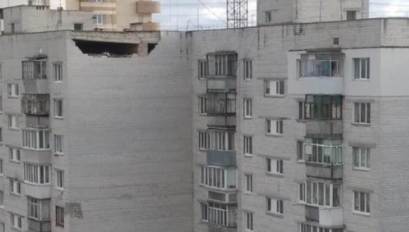 Местные жители жалуются, что кирпич из дома выпадает уже не впервые / Фото: Facebook Местные жители жалуются, что кирпич из дома выпадает уже не впервые / Фото: Facebook