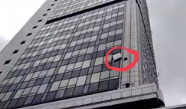 З вікна будівлі апеляційного суду вітром винесло десятки документів / скріншот відео Київ оперативний