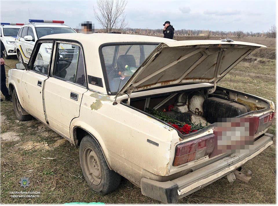 Задержанные развлекались на территории кладбища, стреляя по могилам / фото пресс-служба патрульной полиции области Задержанные развлекались на территории кладбища, стреляя по могилам / фото пресс-служба патрульной полиции области
