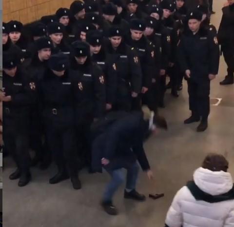 Курйозний випадок стався на одній зі станцій московського метро / скріншот Курйозний випадок стався на одній зі станцій московського метро / скріншот