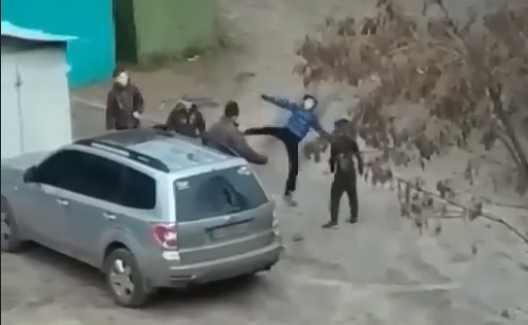 У Харкові діти побили чоловіка / скріншот