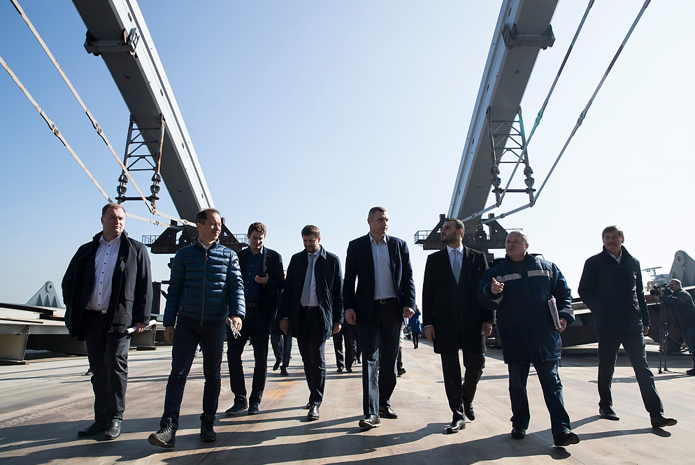 Кличко на Подольско-Воскресенском мосту / фото klichko.org Кличко на Подольско-Воскресенском мосту / фото klichko.org