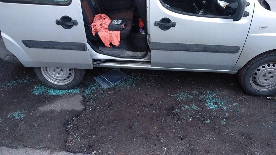 Зловмисники забрали з авто магнітолу та старі аудіоколонки / фото УНІАН Зловмисники забрали з авто магнітолу та старі аудіоколонки / фото УНІАН