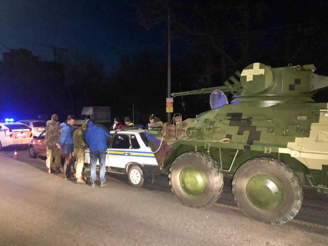 У Києві БТР протаранив автомобіль військової інспекції / фото Максим Торпан / Інформатор У Києві БТР протаранив автомобіль військової інспекції / фото Максим Торпан / Інформатор