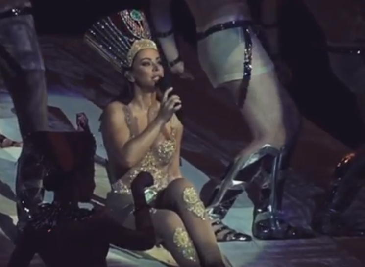 Ані Лорак нарвалася на критику в мережі, одягнувши костюм Клеопатри / скріншот