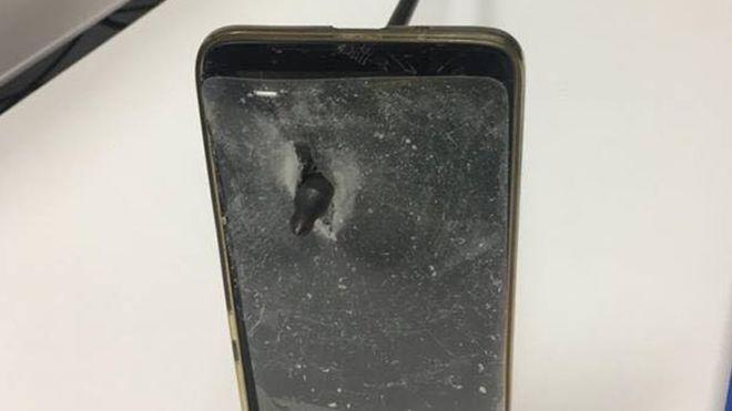 Поліцейські розповіли, що стріла пробила смартфон наскрізь \ NSW POLICE Поліцейські розповіли, що стріла пробила смартфон наскрізь \ NSW POLICE