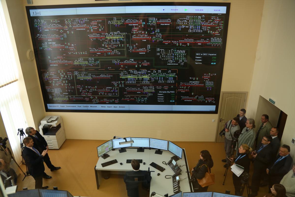 Новый щит диагональю 7,2 метра круглосуточно передает данные об оборудовании Западной энергосистемы