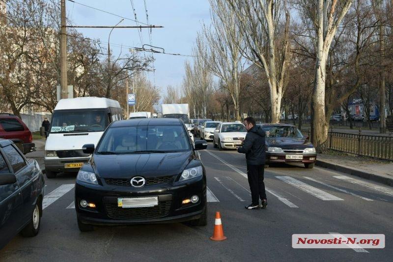 У Миколаєві іномарка збила вагітну жінку на пішохідному переході / фото Новини-N У Миколаєві іномарка збила вагітну жінку на пішохідному переході / фото Новини-N