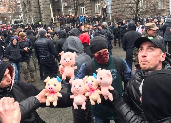 Активисты "Нацкорпуса" забросали правоохранителей игрушечными свинками / фото ostro.org Активисты "Нацкорпуса" забросали правоохранителей игрушечными свинками / фото ostro.org