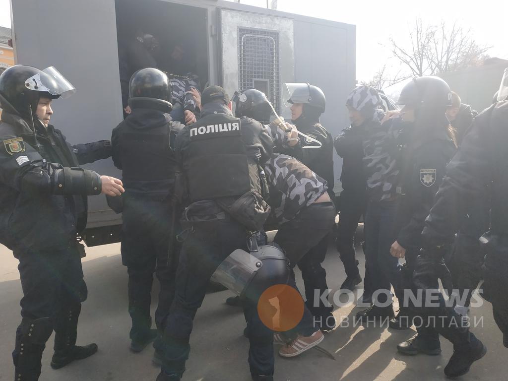Поліція в Полтаві затримала активістів перед мітингом Порошенка / фото kolo.news Поліція в Полтаві затримала активістів перед мітингом Порошенка / фото kolo.news