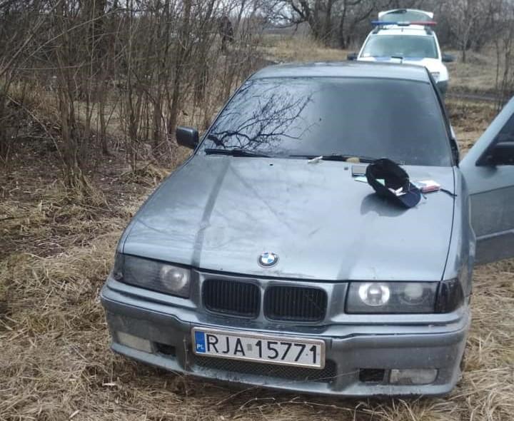 На прохання надати для перевірки документи у поліцейських полетіла граната / фото: Сергій Князєв/Facebook На прохання надати для перевірки документи у поліцейських полетіла граната / фото: Сергій Князєв/Facebook