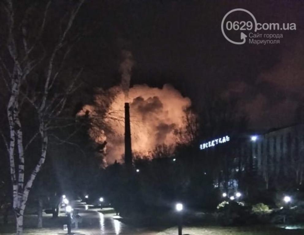 З боку видно, що сталося загоряння між мартенівським цехом і доменним / фото 0629.com.ua З боку видно, що сталося загоряння між мартенівським цехом і доменним / фото 0629.com.ua