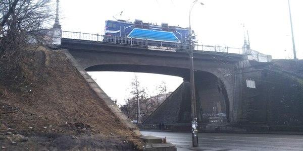 Транспортным сооружением занимается Юго-Западная железная дорога \ Фото "Вечірній Київ" Транспортным сооружением занимается Юго-Западная железная дорога \ Фото "Вечірній Київ"