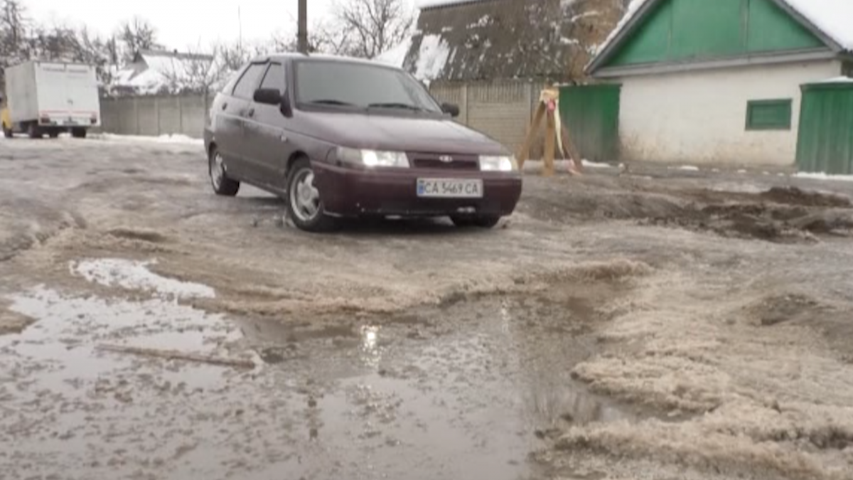 Асфальт в Україні зійшов разом зі снігом / скріншот