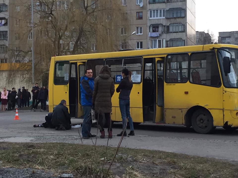 Дитина потрапила під задні колеса маршрутного таксі / фото Ігор Зінкевич, facebook Дитина потрапила під задні колеса маршрутного таксі / фото Ігор Зінкевич, facebook