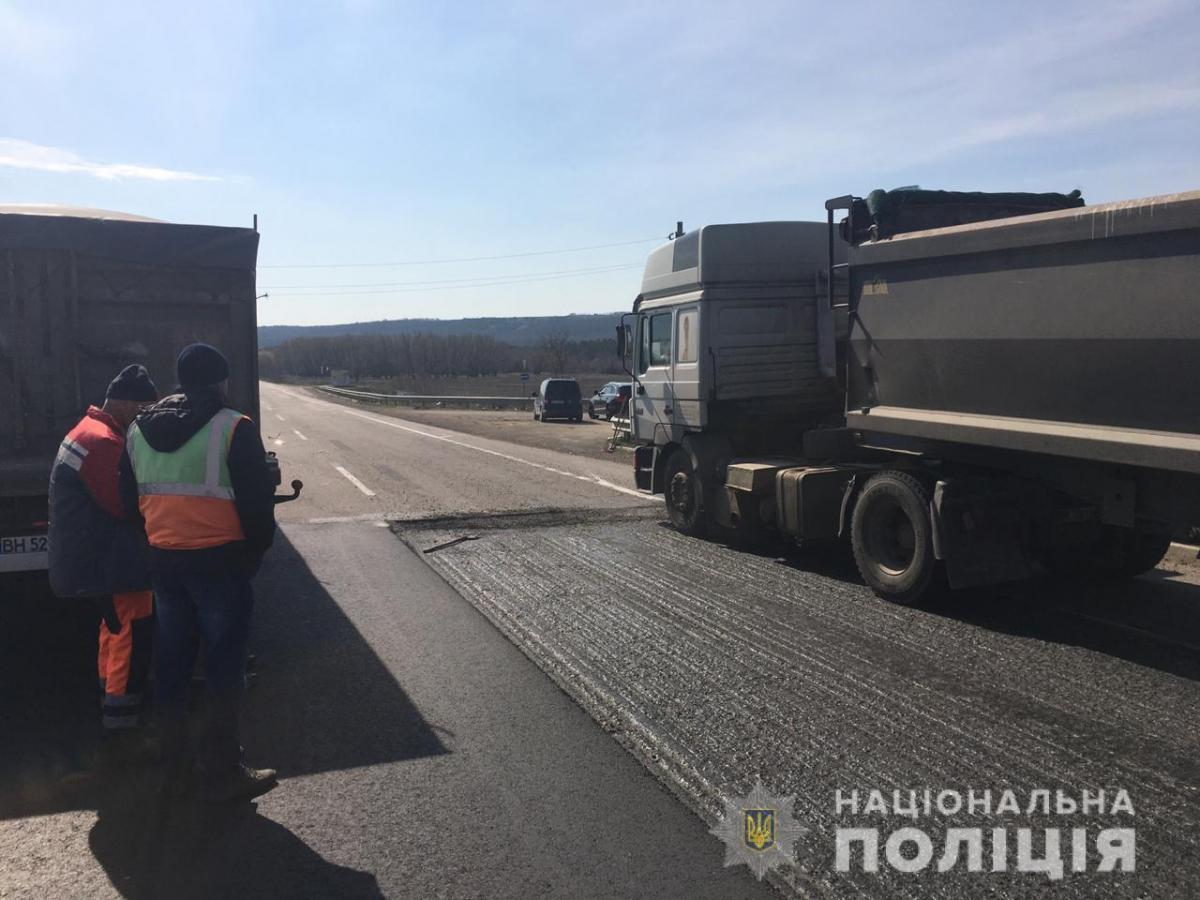 На Одещині вантажівка збила двох працівників, які ремонтували трасу / фото od.npu.gov.ua На Одещині вантажівка збила двох працівників, які ремонтували трасу / фото od.npu.gov.ua