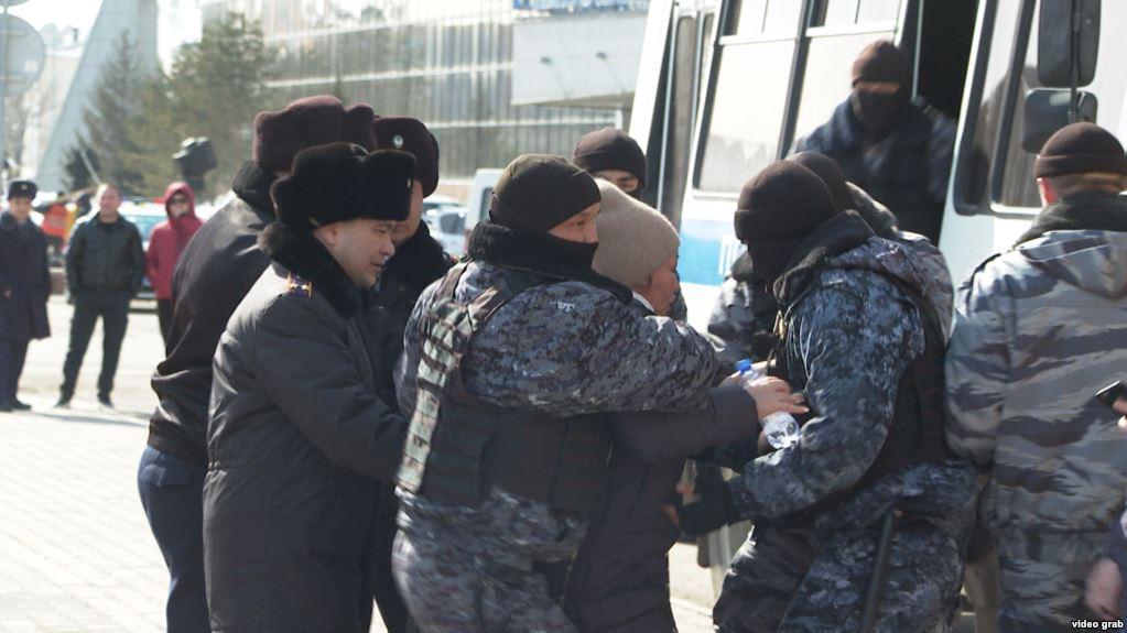 В Астане задержали десятки противников переименования города / скриншот "Радио Свобода" В Астане задержали десятки противников переименования города / скриншот "Радио Свобода"