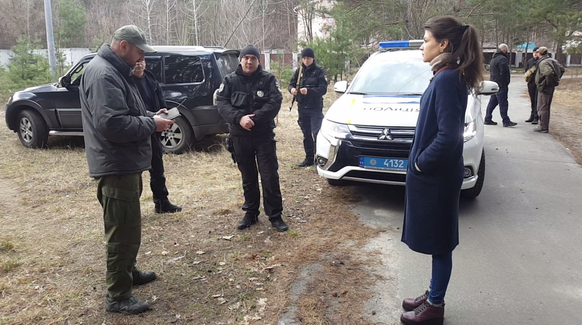 Вооруженные охранники удерживали журналистов до приезда полиции / фото bihus.info