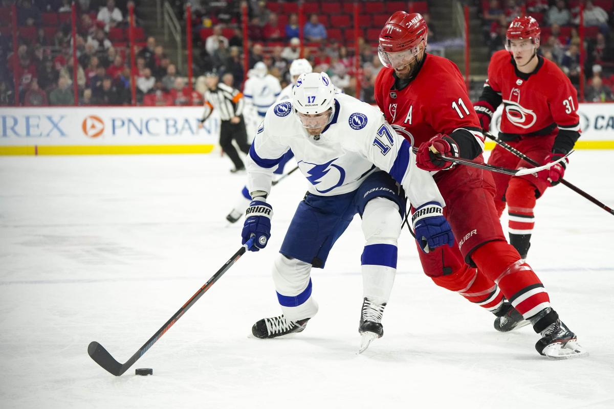 Тампа забросила четыре шайбы подряд в третьем периоде матча НХЛ / Reuters