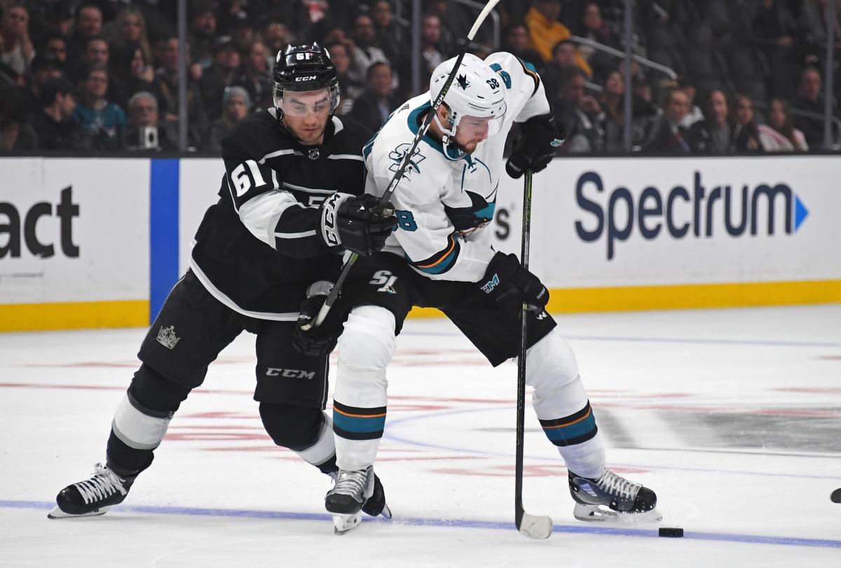 Игроки Сан-Хосе Шаркс проиграли пятый матч подряд в регулярном чемпионате НХЛ / Reuters