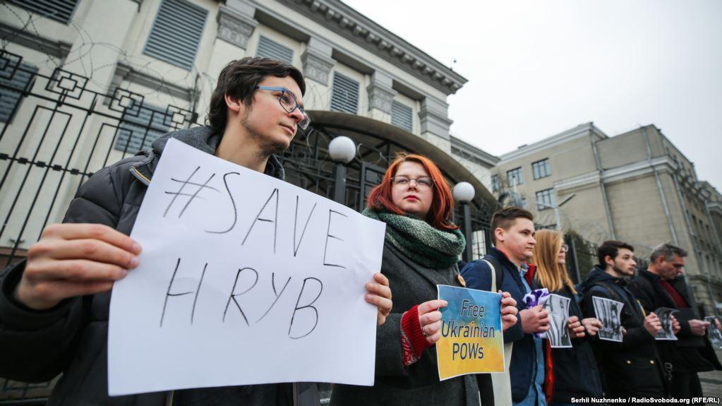 Акція під російським посольством у Києві / фото radiosvoboda.org Акція під російським посольством у Києві / фото radiosvoboda.org