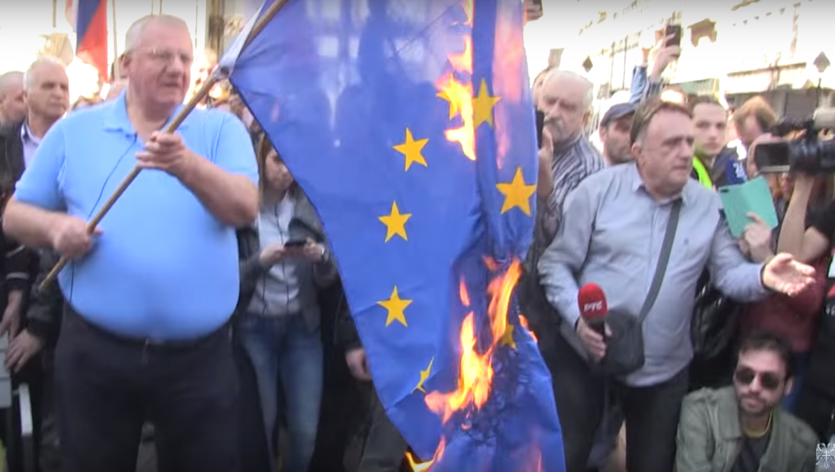 Лідер партії заявив, що серби ніколи не пробачать бомбардувань країни / скріншот Лідер партії заявив, що серби ніколи не пробачать бомбардувань країни / скріншот