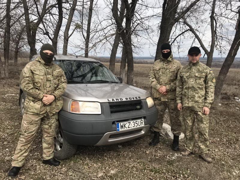 Отці відвідують місця дислокації військових батальйону "Тернопіль" / УНІАН Отці відвідують місця дислокації військових батальйону "Тернопіль" / УНІАН