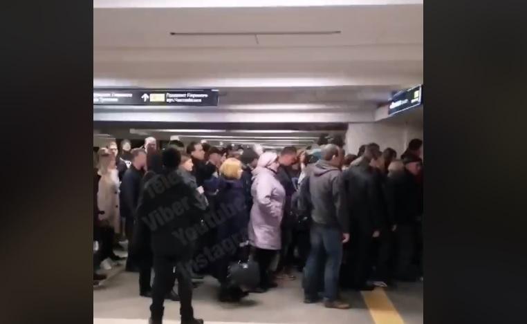 Вход на "Святошин" утром в понедельник был осложнен / Киев Оперативный Вход на "Святошин" утром в понедельник был осложнен / Киев Оперативный
