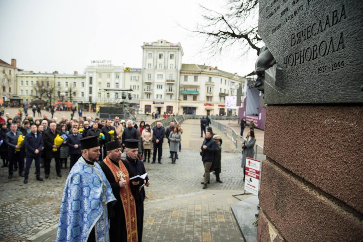 Священики відслужили панахиду за В’ячеслава Чорновола / фото прес-служба ТОДА Священики відслужили панахиду за В’ячеслава Чорновола / фото прес-служба ТОДА
