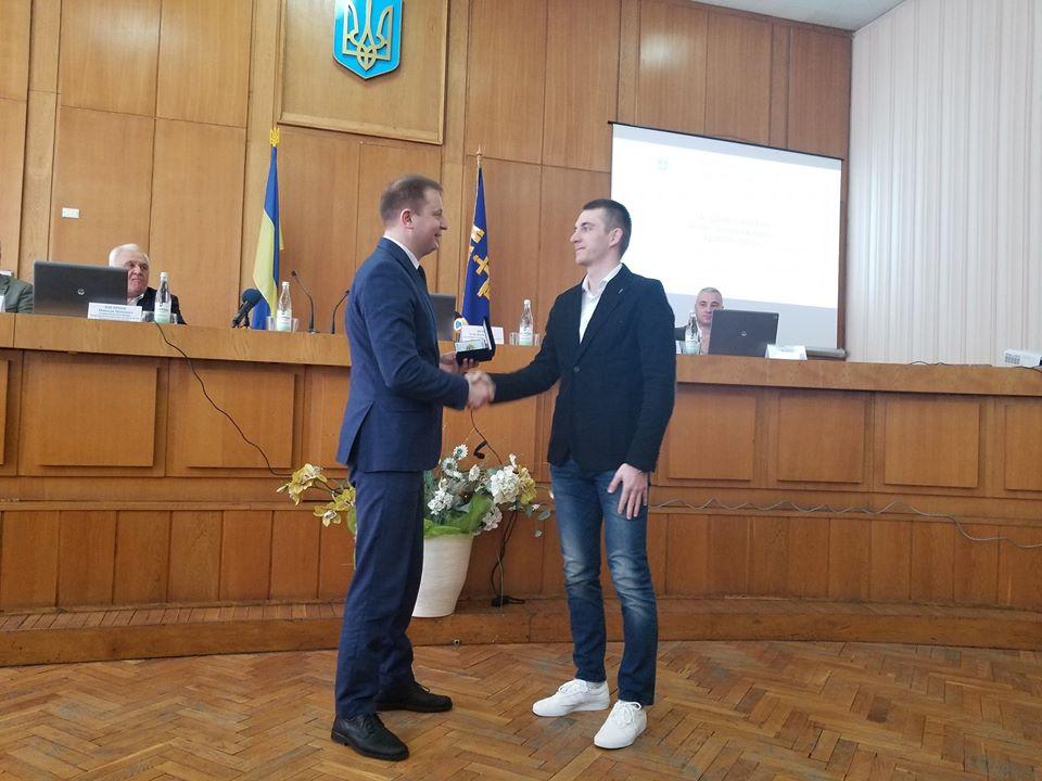 Переможець Чемпіонату світу з біатлону Дмитро Підручний отримав премію 100 тис. грн. / фото Віктор Мацикур Переможець Чемпіонату світу з біатлону Дмитро Підручний отримав премію 100 тис. грн. / фото Віктор Мацикур