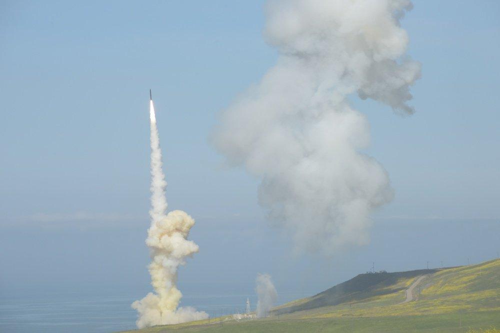 Были выпущены две ракеты наземного базирования / фото twitter.com/MissileDefAdv Были выпущены две ракеты наземного базирования / фото twitter.com/MissileDefAdv