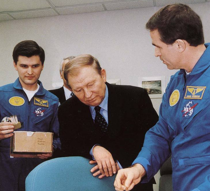 Кучма став почесним академіком Міжнародної Академії Астронавтики / Facebook - Дарка Оліфер