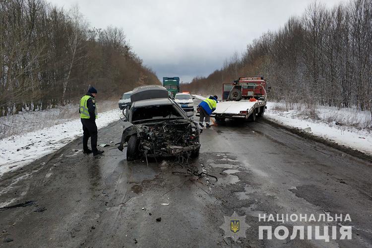 На слизькій та засніженій дорозі іномарку занесло та викинуло на смугу зустрічного руху. На слизькій та засніженій дорозі іномарку занесло та викинуло на смугу зустрічного руху.