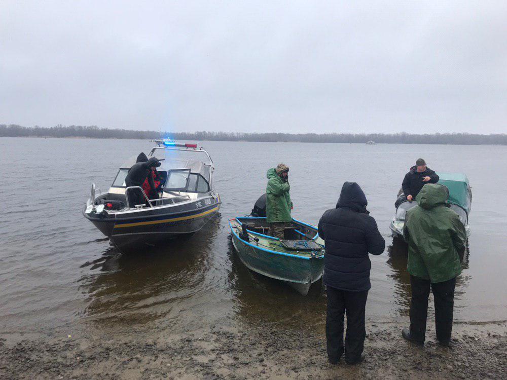 Сегодня из Днепра уже достали двоих парней / фото УНІАН Сегодня из Днепра уже достали двоих парней / фото УНІАН