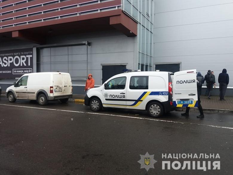 Полиция проверяет информацию о минировании ТРЦ Skymall / фото kyiv.npu.gov.ua Полиция проверяет информацию о минировании ТРЦ Skymall / фото kyiv.npu.gov.ua