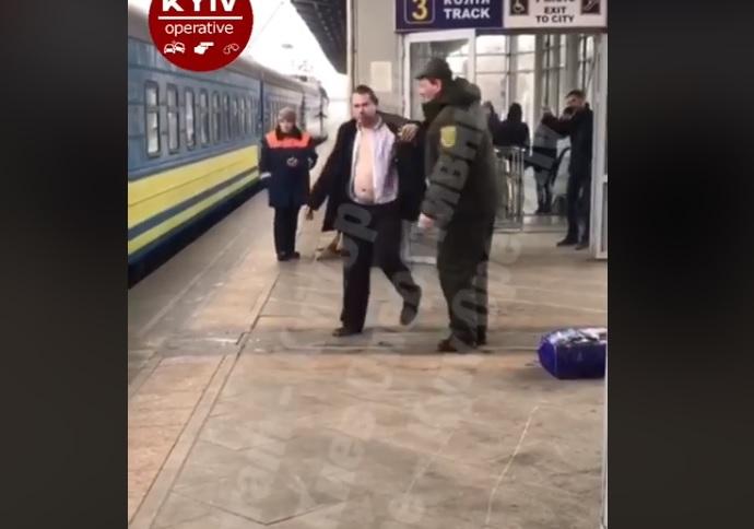 Пьяный пассажир поезда "Киев-Шостка" пытался вскрыть себе вены / Facebook - Киев оперативный Пьяный пассажир поезда "Киев-Шостка" пытался вскрыть себе вены / Facebook - Киев оперативный