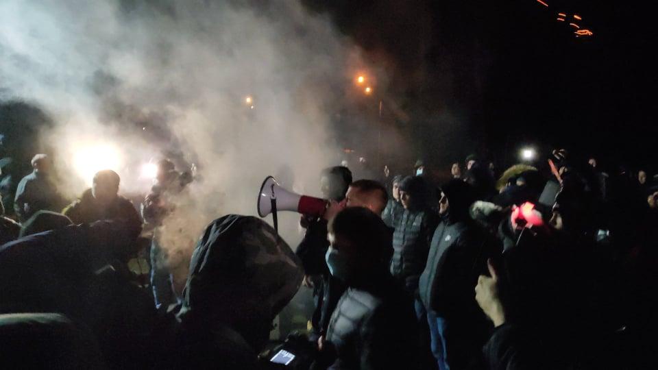 Будинок Медведчука охороняли молодики спортивної зовнішності: фото: "Інформатор" Будинок Медведчука охороняли молодики спортивної зовнішності: фото: "Інформатор"