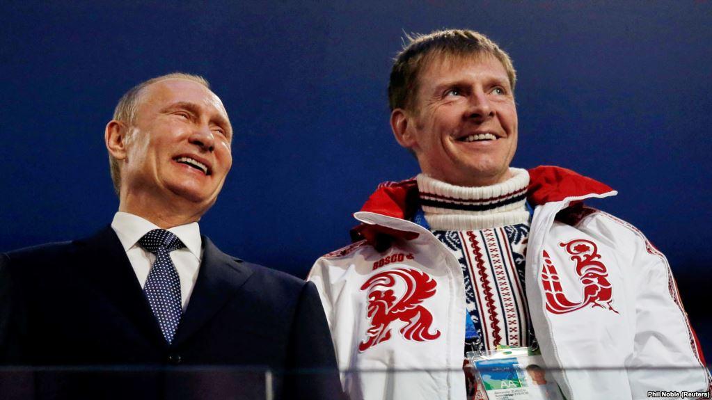 Президент РФ Володимир Путін і бобслеїст Олександр Зубков на церемонії закриття Олімпійських ігор у Сочі в 2014 році / REUTERS Президент РФ Володимир Путін і бобслеїст Олександр Зубков на церемонії закриття Олімпійських ігор у Сочі в 2014 році / REUTERS