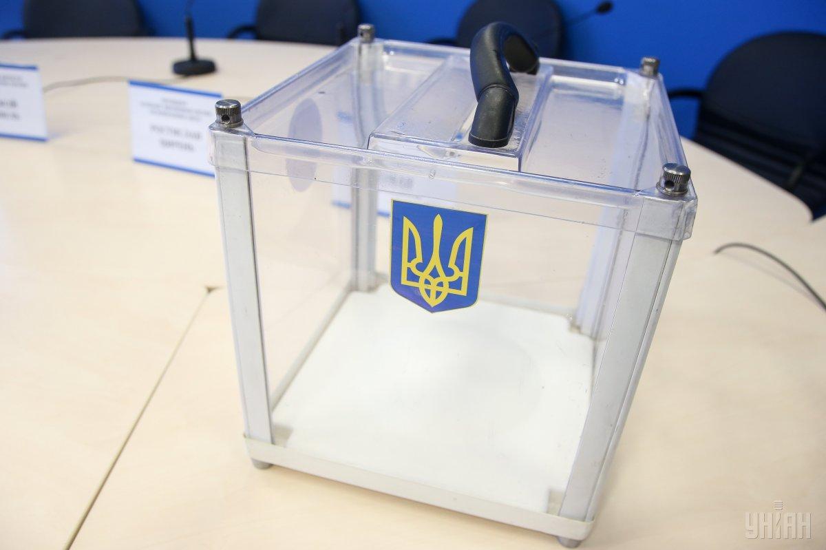 Сотрудник полиции требовал у наблюдателей удостоверение, чтобы их сфотографировать \ фото УНИАН Сотрудник полиции требовал у наблюдателей удостоверение, чтобы их сфотографировать \ фото УНИАН