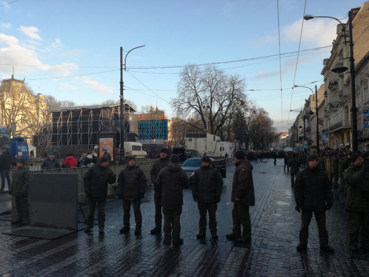 Центр Львова заблокировала полиция - ждут Порошенко / УНИАН Центр Львова заблокировала полиция - ждут Порошенко / УНИАН
