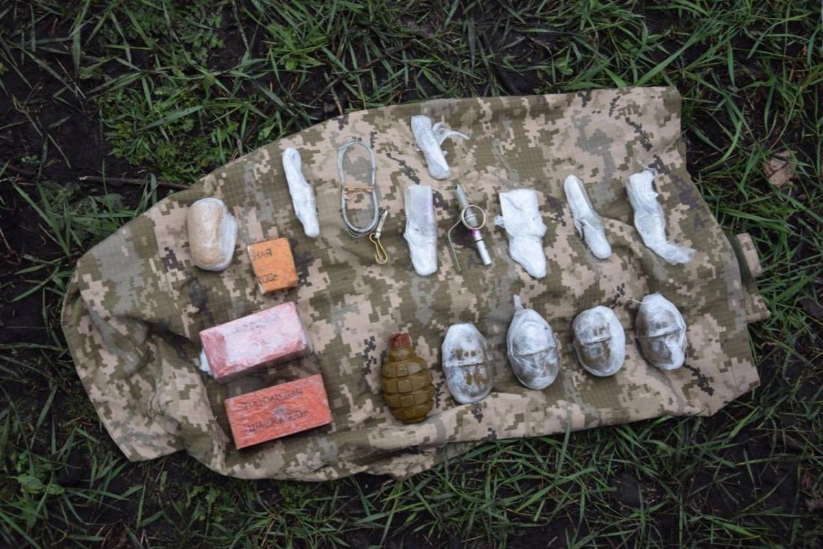 Возле КПВВ "Гнутово" нашли схрон взрывчатки и боеприпасов / фото штаб ООС Возле КПВВ "Гнутово" нашли схрон взрывчатки и боеприпасов / фото штаб ООС
